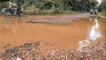 लुम्बिनी प्रदेशको राजधानी दाङको भालुवाङ लमही सडक खण्ड माछा पोखरी बन्दै