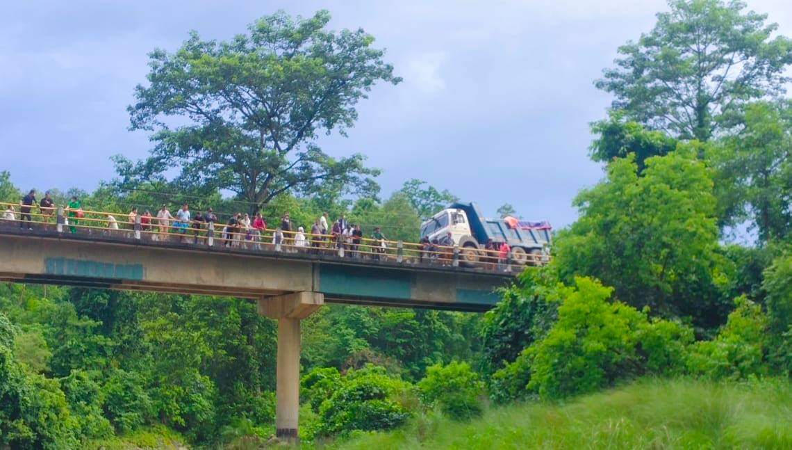 दाङको मसोट पुलमा टिप्पर दुर्घटना हुदा ४ घण्टा सडक अवरुद्ध पछी सुचारू