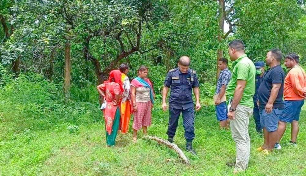 इप्रका कोहलपुर डिएसपी खनालको पहलमा हराएको महिला सकुसल फेला पारी आफन्तको जिम्मा