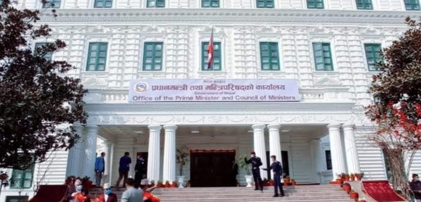 प्रधानमन्त्रीको कार्यालयमा ५ सचिव कामविहीन,हाजिर गर्दै फर्कंदै