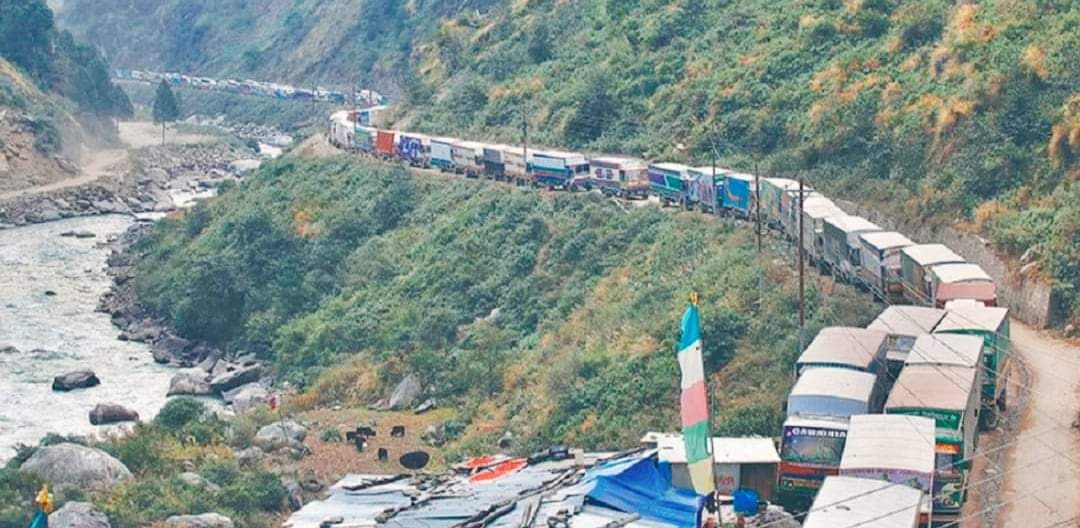 पहिरोको कारण अवरुद्ध पृथ्वीराजमार्ग एकतर्फी सञ्चालन