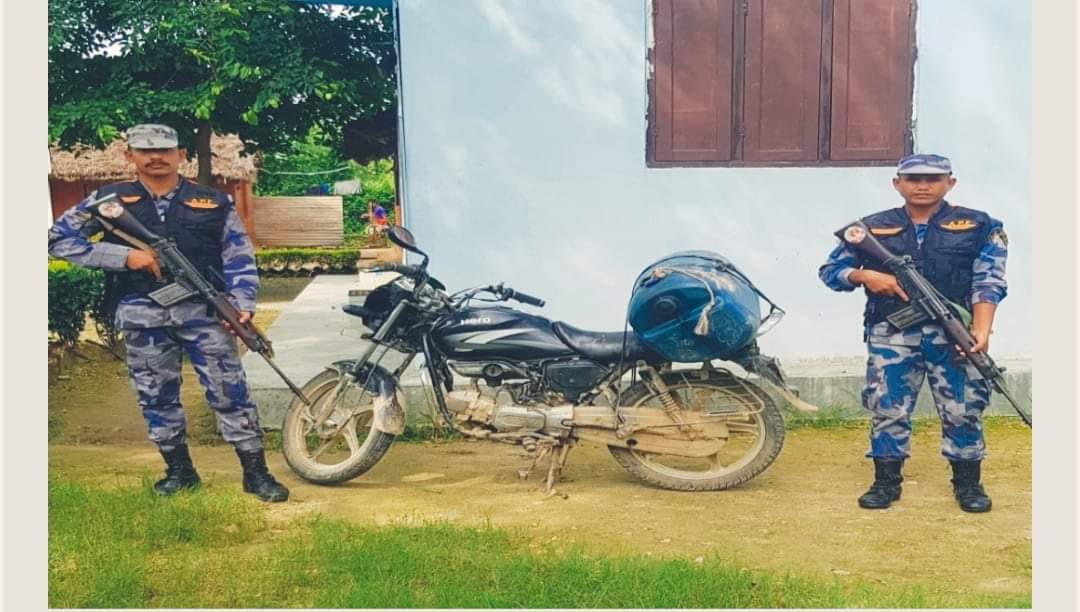 सशस्त्र प्रहरी बर्दियाले नेपालबाट भारततर्फ अबैध डिजल लग्दै गर्दा पक्राउ