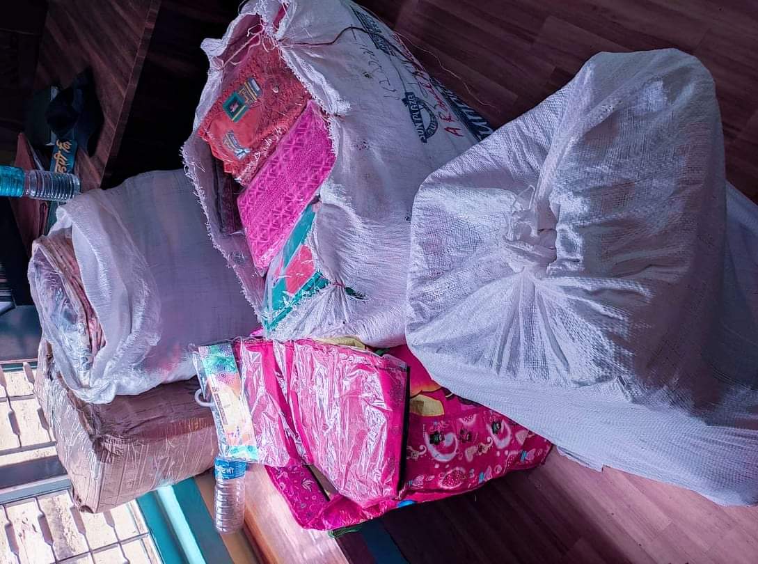 बाँके प्रहरीले अबैध कपडा पक्राउ गरी भन्सारमा बुझायो