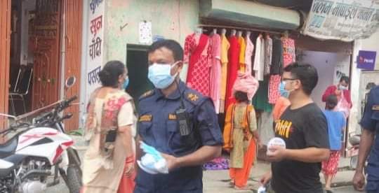 मास्क अनिवार्य लगाउ अभियान लिएर सडकमा दाङ प्रहरी प्रबक्ता डिएसपी : रिजाल