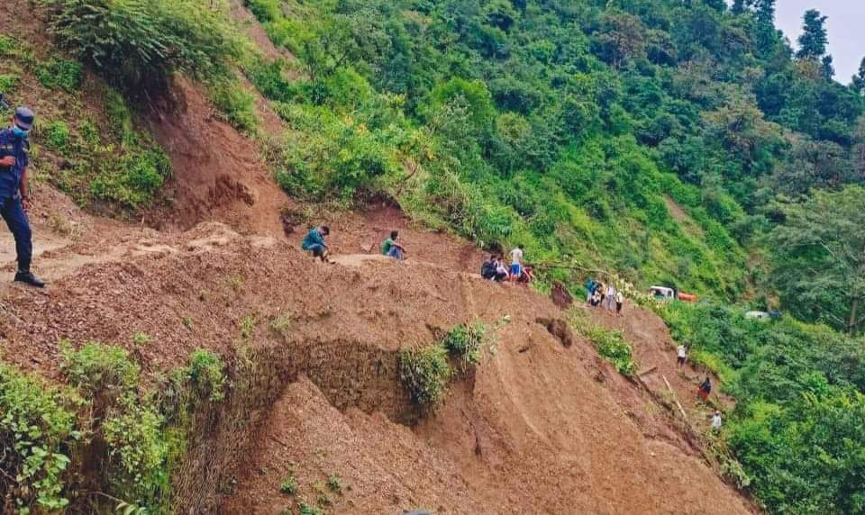 लगातारको बर्षाले अबरुद्ध भएको दाङ सल्यान सडकखण्ड सुचारु