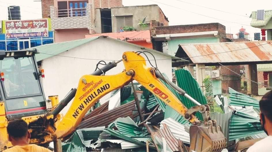उपमहानगरपालिकाले व्यवसाय गर्न राखेका ढेब्लीमा डोजर चलाए पछी पीडित भन्छन हामी भोकै मर्ने ?