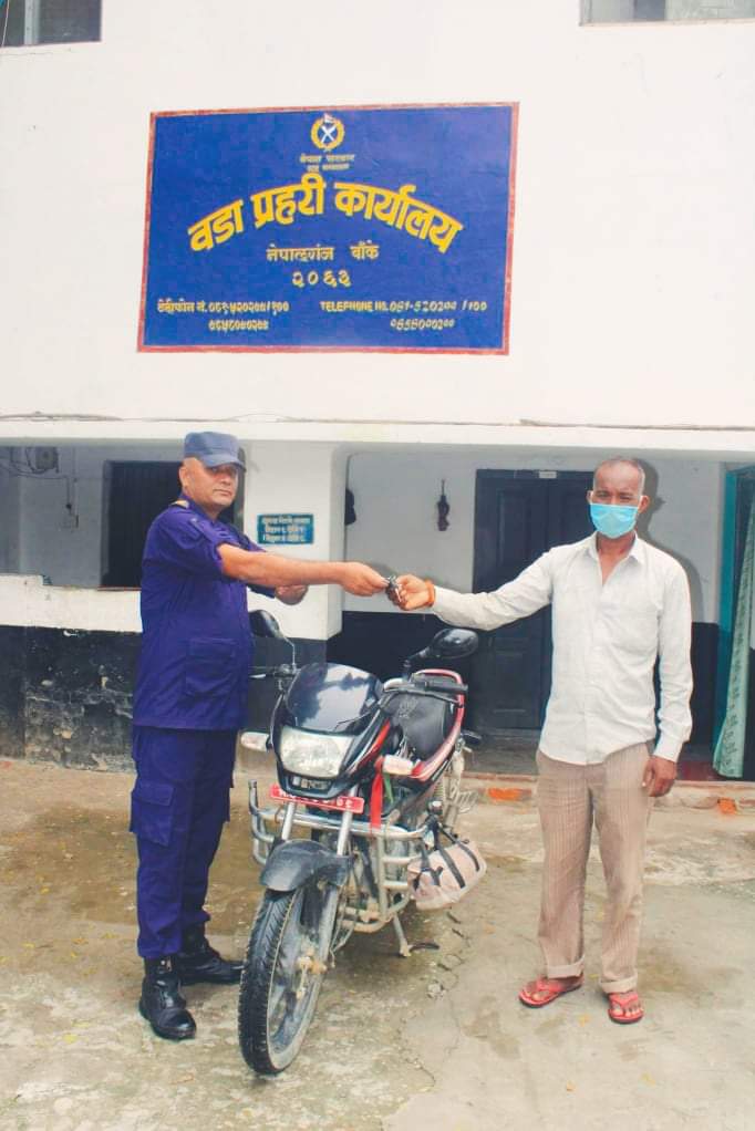 वडा प्रहरी नेपालगन्जले चोरीको मोटरसाइकल फेलापारी धनीलाई हस्तान्तरण