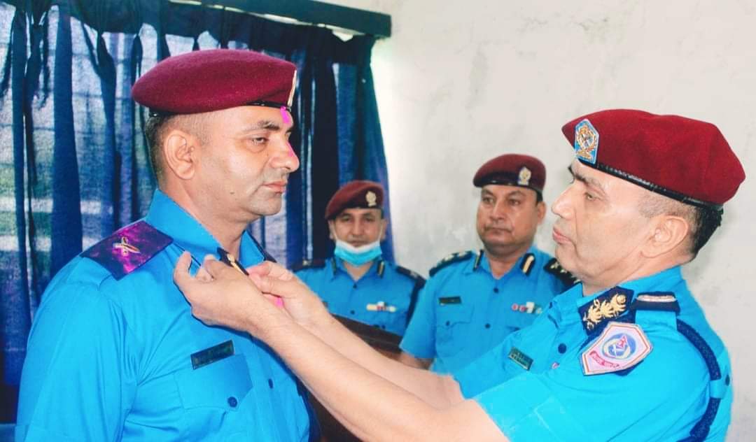 लुम्बिनी प्रदेशबाट ५ जना प्रहरी निरीक्षकलाई दर्ज्यानी चिन्हद्वारा सुशोभित