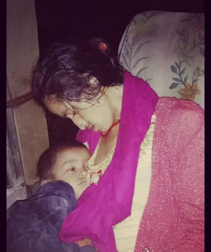 बसमा यात्रारत आमाको मृत्युपछि नाबालकको बिचल्ली छोरालाई फुल्याउन यात्रुले काखमा राखे