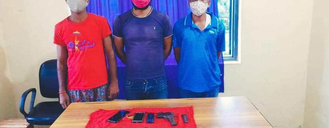 पर्सा प्रहरीले पेस्तोलसहित ३ जना पक्राउ