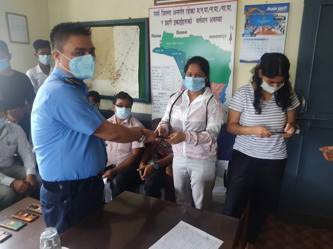 पर्सा प्रहरीले चोरी भएका २० थान मोवाइल सम्बन्धीत व्यक्तिलाई बुझायो