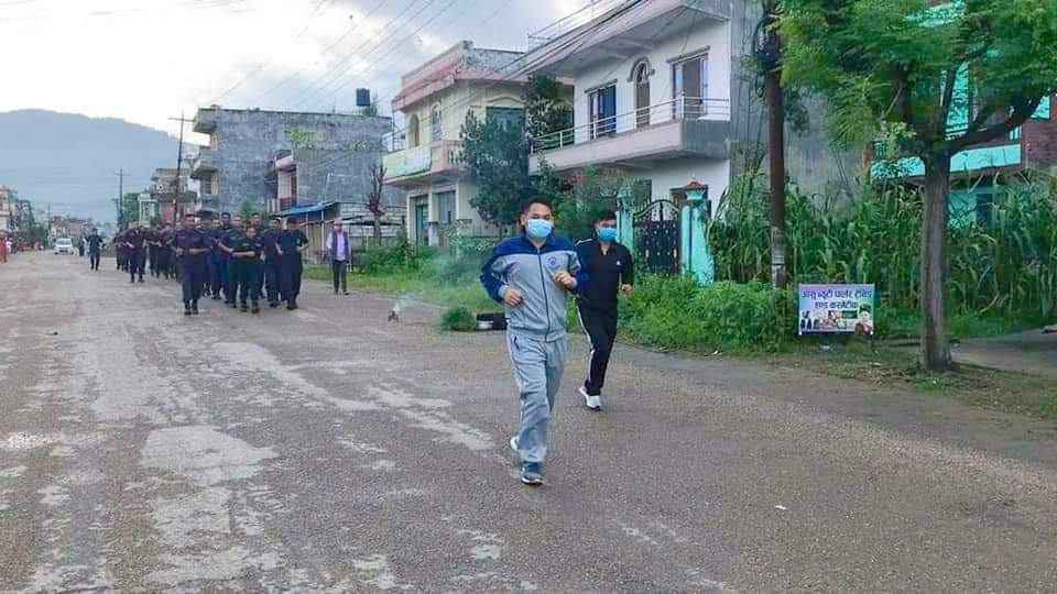 दाङ प्रहरीले बिहान् सधैं स्वास्थ फिट राख्न प्रहरीलाई दौडिन सुरु गर्‍यो