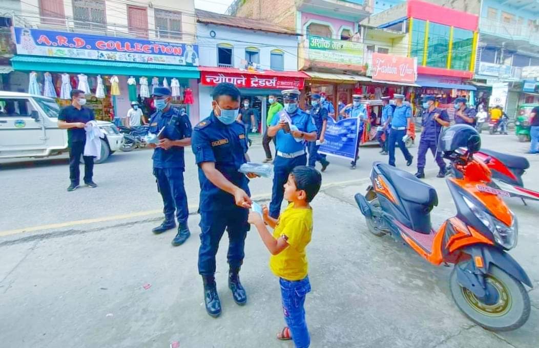 नेपाल प्रहरीले ५ हजार ८१६ जनालाई नि:शुल्क मास्क वितरण