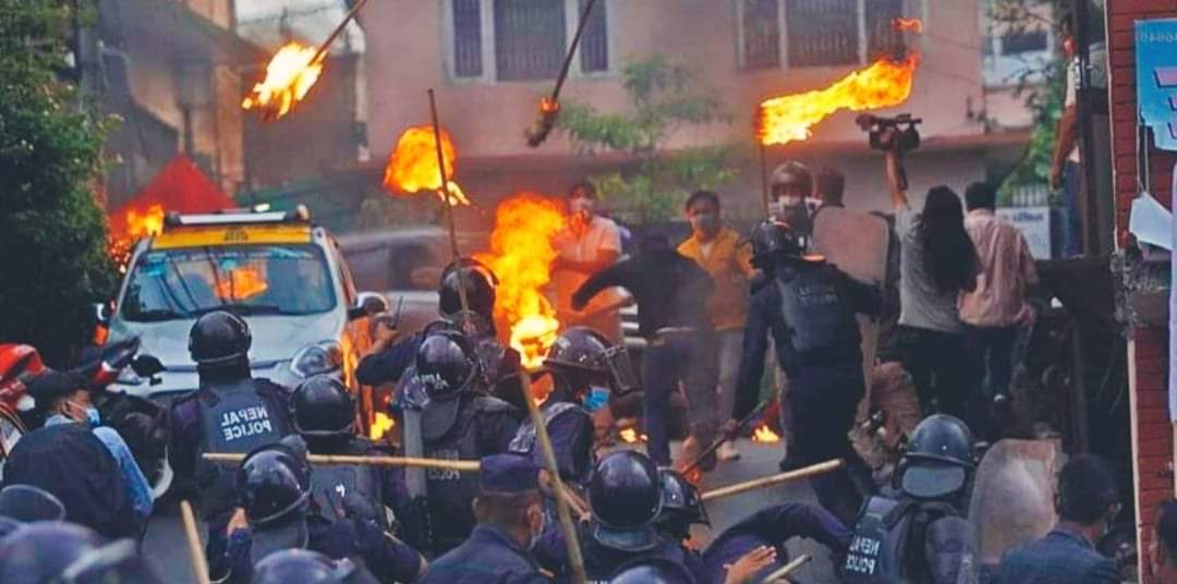 अध्यादेश विरुद्ध ओली समूहका राष्ट्रिय युवा संघको मसाल प्रदर्शन