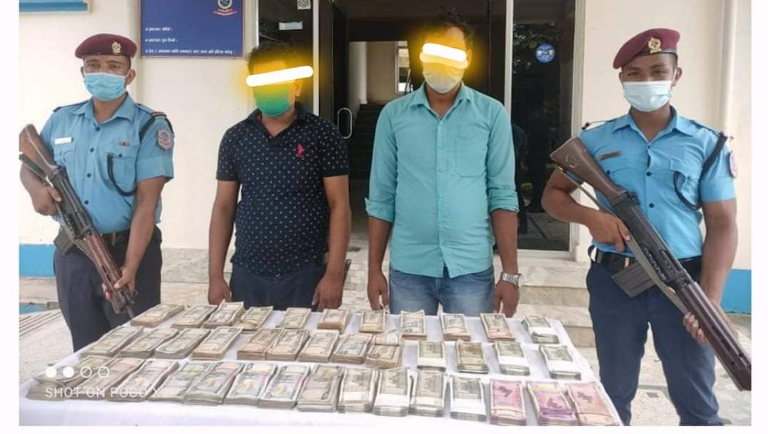 नवलपरासी प्रहरीले १८ लाख नेपाली रुपैया सहित २ जना पक्राउ