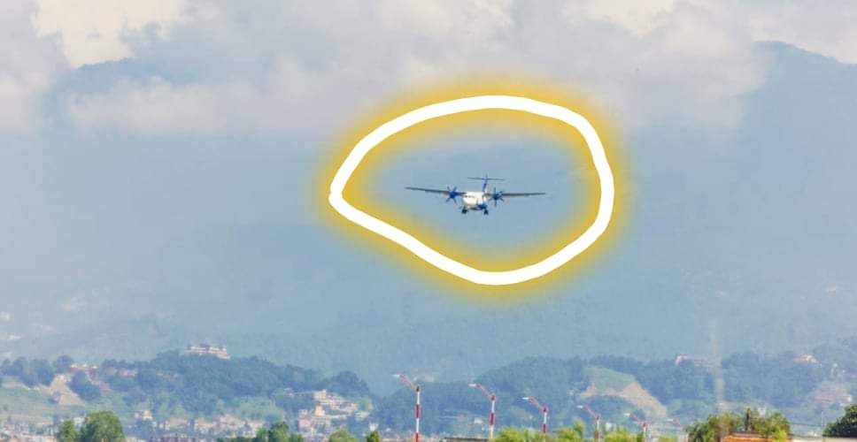 आकाशमा प्लेन राउण्ड लगाउन थाल्यो पछी केही यात्रीले प्लेनबाटै हामफाल्छौं भने..?