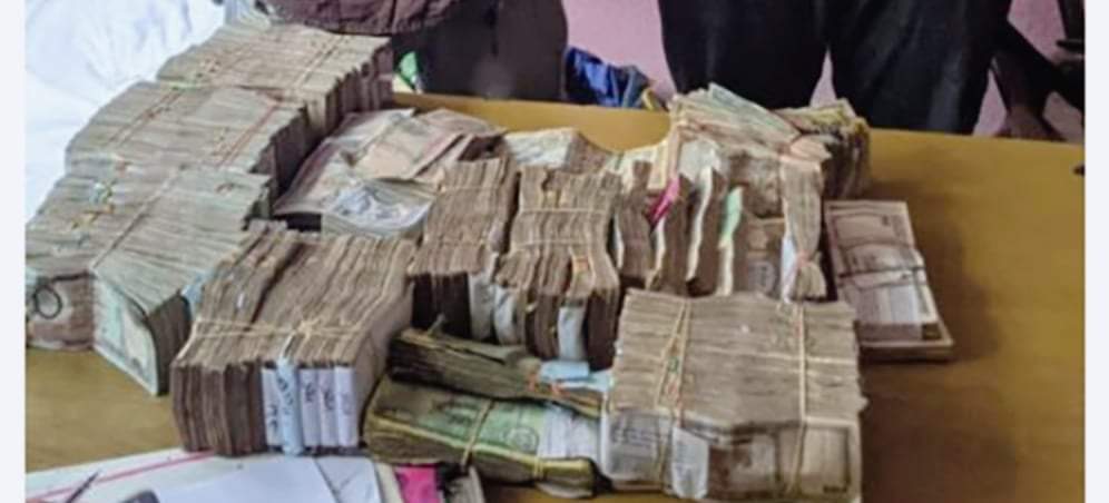 स्रोत नखुलेको ९५ लाख रुपैयाँ सहित २ जना काठमाडौंमा पक्राउ