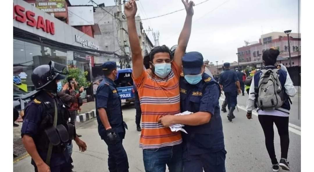 एमसीसी विरुद्ध प्रदर्शन गर्ने युवाहरु धमाधम प्रहरीको नियन्त्रणमा