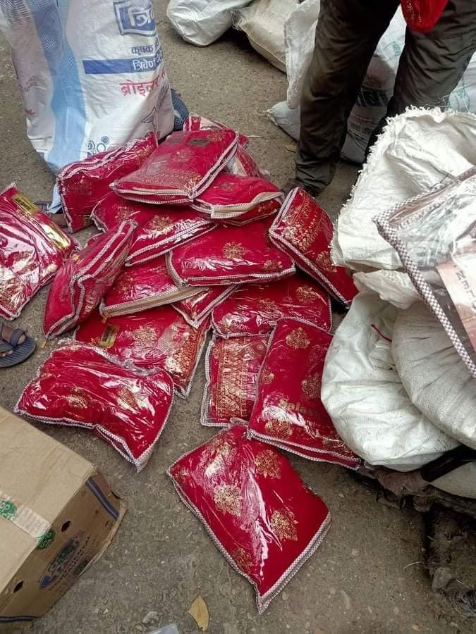 पर्सा प्रहरीले भन्सार छ्लेर ल्याउदै गरेको लाखौंको लत्ताकपडा पक्राउ