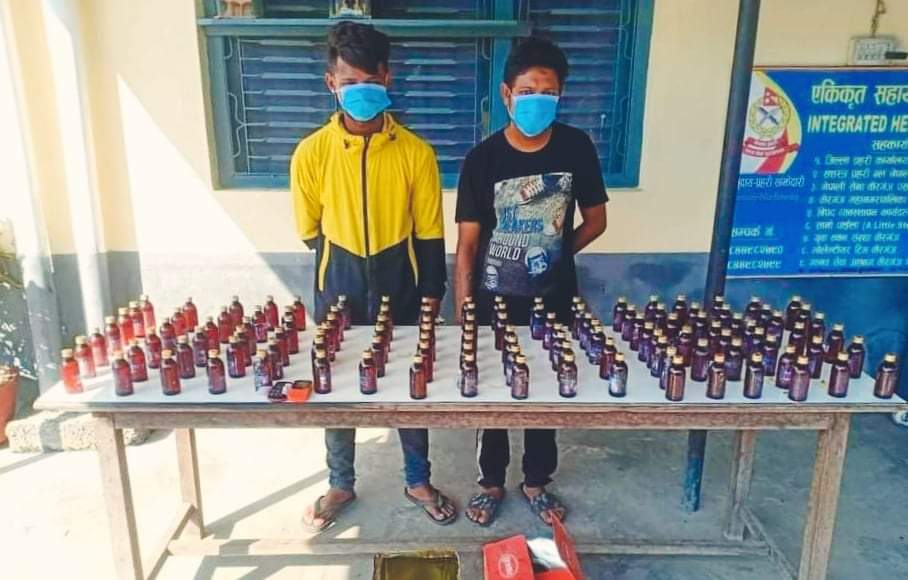 पर्सा प्रहरीले १२० वटा सिरप लागूऔषध सहित ४ जना पक्राउ