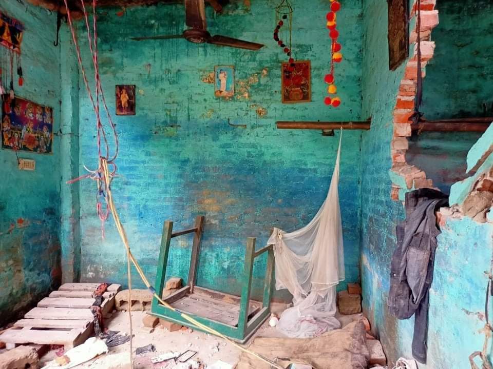 अदालतको आदेश भन्दै ३ पुस्ते देखि बस्दै आएको गरिब परिवारको घरमा तोडफोड