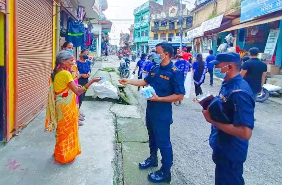 नेपाल प्रहरीले २४ घण्टामा ४ हजार ८२८ जनालाई नि:शुल्क मास्क वितरण