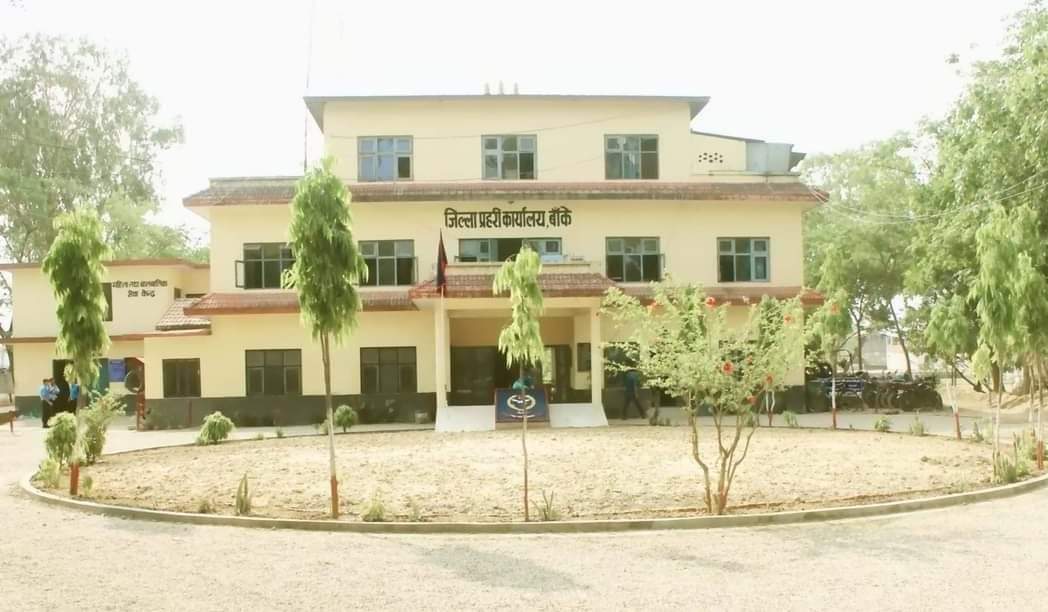 बाँके प्रहरीले लाखौं मुल्यको अवैध सामाग्रीहरु पक्राउ