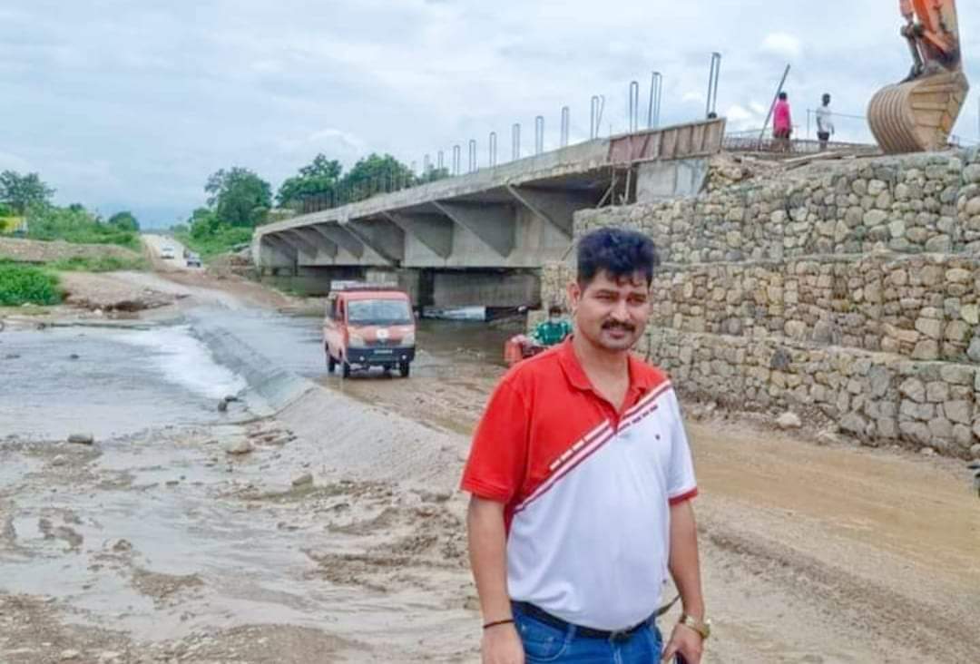 दाङमा बाढीले बगाउँदा ४ को मृत्यु पुल नबनाउने ठेकेदारलाई तत्काल पक्राउ गर्न प्रशासनको निर्देशन