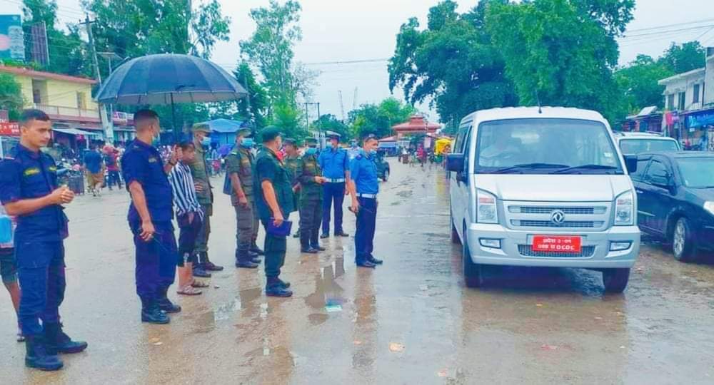 झरी बर्षामा पनि ट्राफिक प्रमुख:भण्डारी र वडा प्रहरी प्रमुख :खड्का दुर्घटना न्यूनीकरणमा