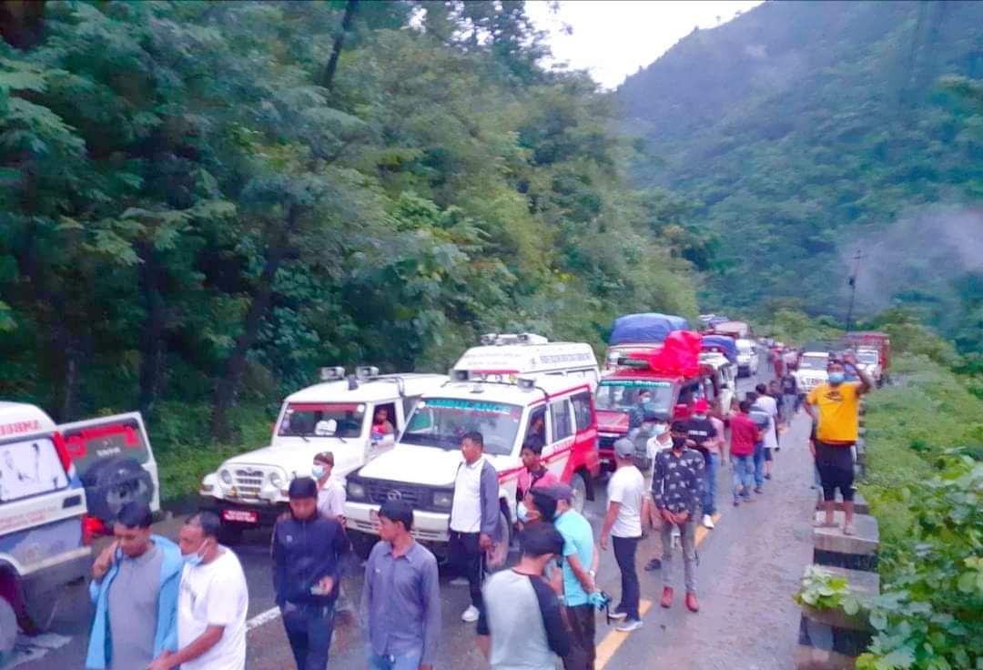 गयराती देखि पहिरो गएको नारायणगढ मुग्लिन सडक अझैसम्म अबरुद्ध यात्रुहरु आक्रोशित