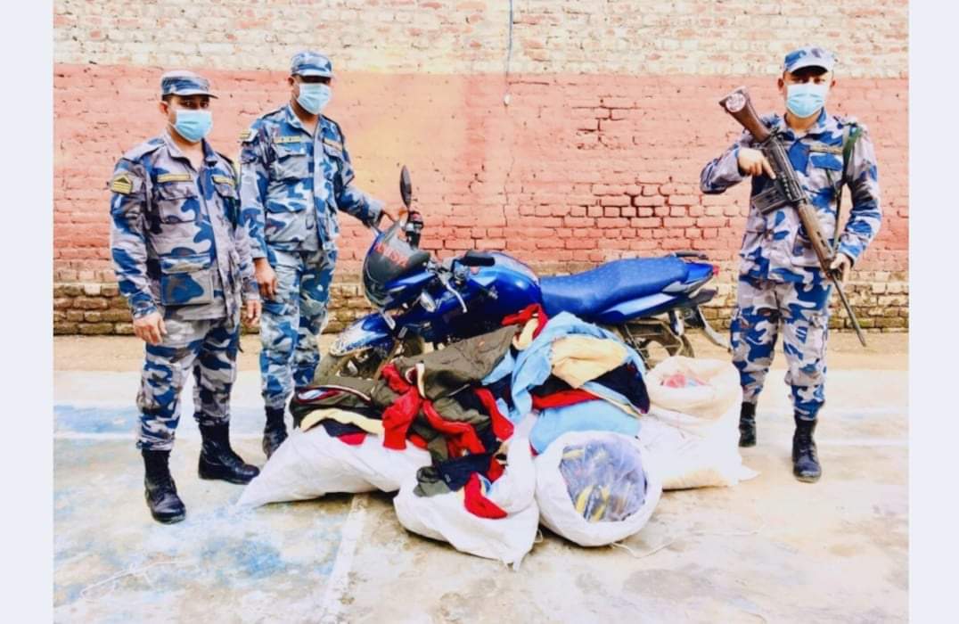 सशस्त्र प्रहरी बाँकेले १ लाख ६० हजारको भन्सार छलेको अबैध सामानसहित मोटरसाइकल पक्राउ