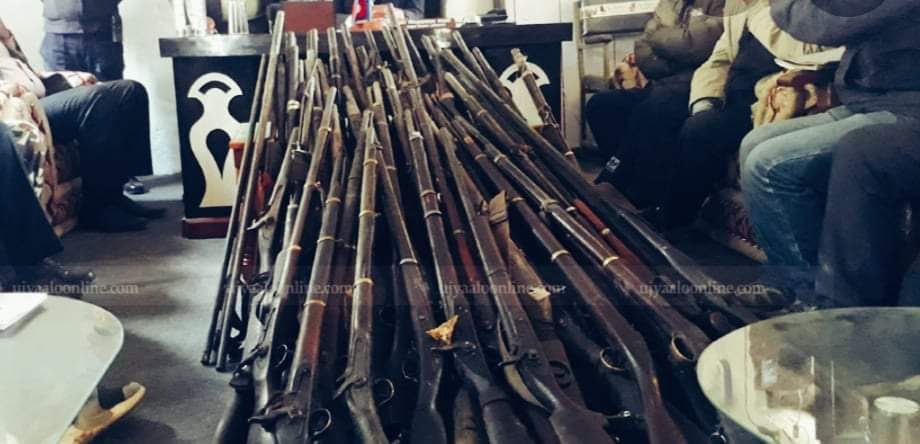 खोलाको ओडारमा भेटियो २५ थान भरुवा बन्दुकहरु