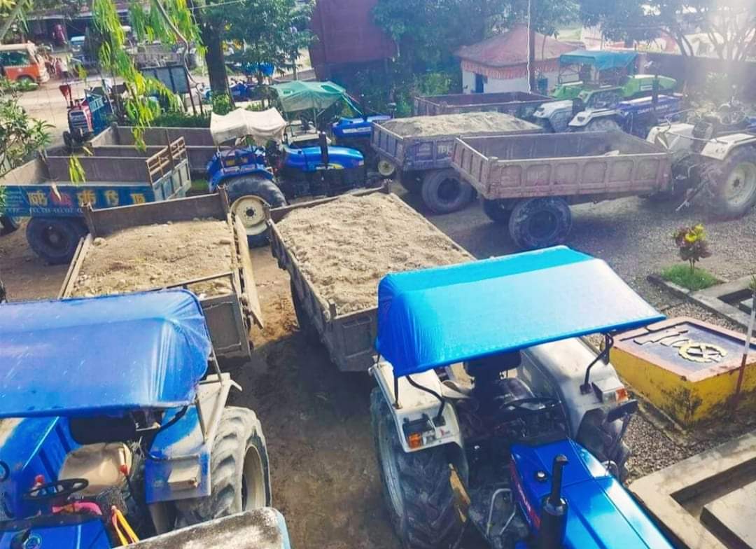 नवलपरासी प्रहरीले खोला दोहन गरेको गर्ने २८ वटा ट्याक्टर पक्राउ