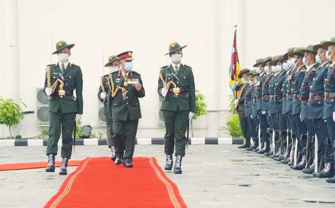 नवनियुक्त नेपाली सेनाका प्रधानसेनापति शर्मालाई दर्ज्यानी चिन्ह प्रदान