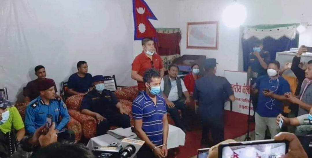 प्रहरीले संखुवासभामा ६ जनाको हत्या गर्ने व्यक्तिलाई सार्वजनिक