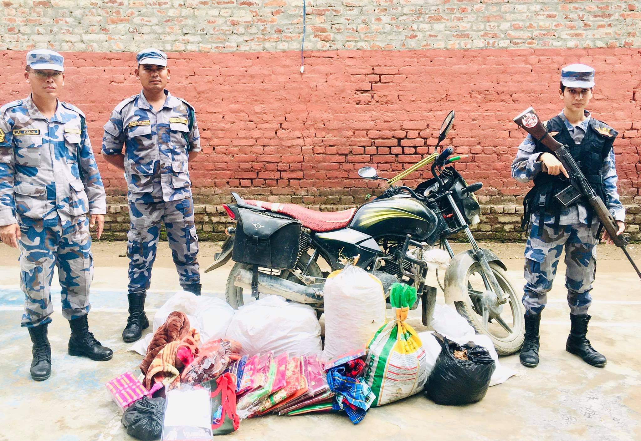 सशस्त्र प्रहरी न. ३० गण र सशस्त्र प्रहरी जमुनाह बियोपीले अबैध समाग्री सहित मोटरसाइकल पक्राउ