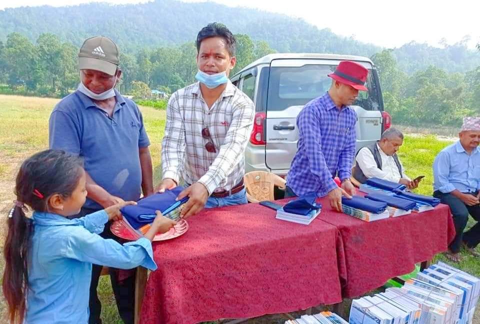 स्कूललाई बिशेष सहयोग गर्दै अध्यक्ष अधिकारी स्कुलको ड्रेस पाउँदा बिद्यार्थीको खुशी