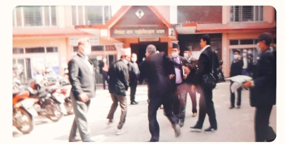 नेपाल बार परिसरमा वकिलहरूबीच हानाहान अदालत सुचारू गर्ने विषयमा विवाद
