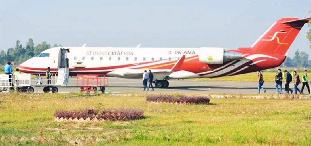 काठमाडौं त्रिभुवन विमानस्थलमा श्री एयरलाइन्सको जहाज चिप्लिएर घाँसे मैदानमा