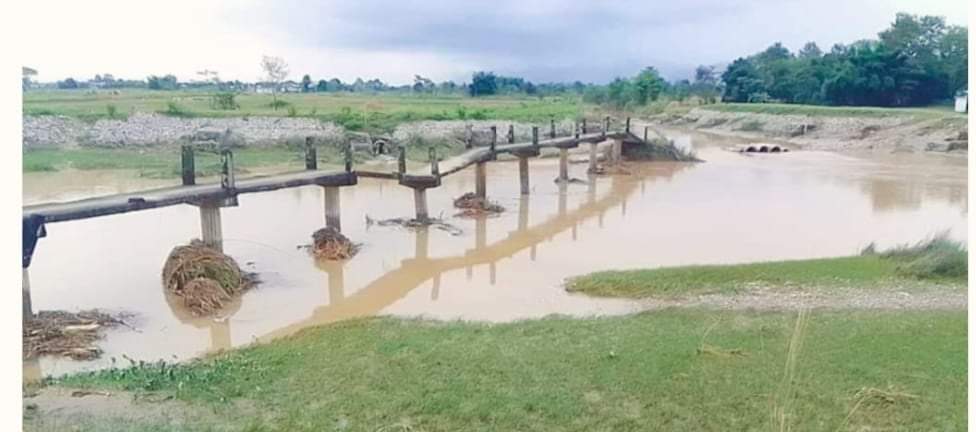 दाङको देउखुरीमा रहेको पक्की पुल भत्कियो आवात जावत थप्प