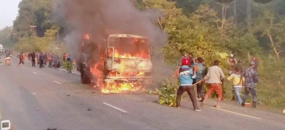 धादिङमा गुडिरहेको बसमा एक्कासि आगलागी