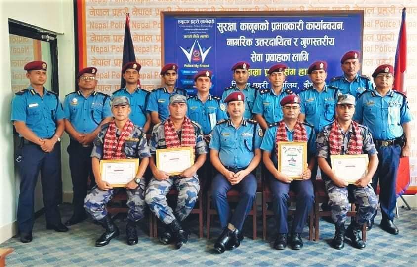 जिल्ला प्रहरी कार्यालय कैलालीले ३ जना सशस्त्र प्रहरीहरुलाई सम्मानित