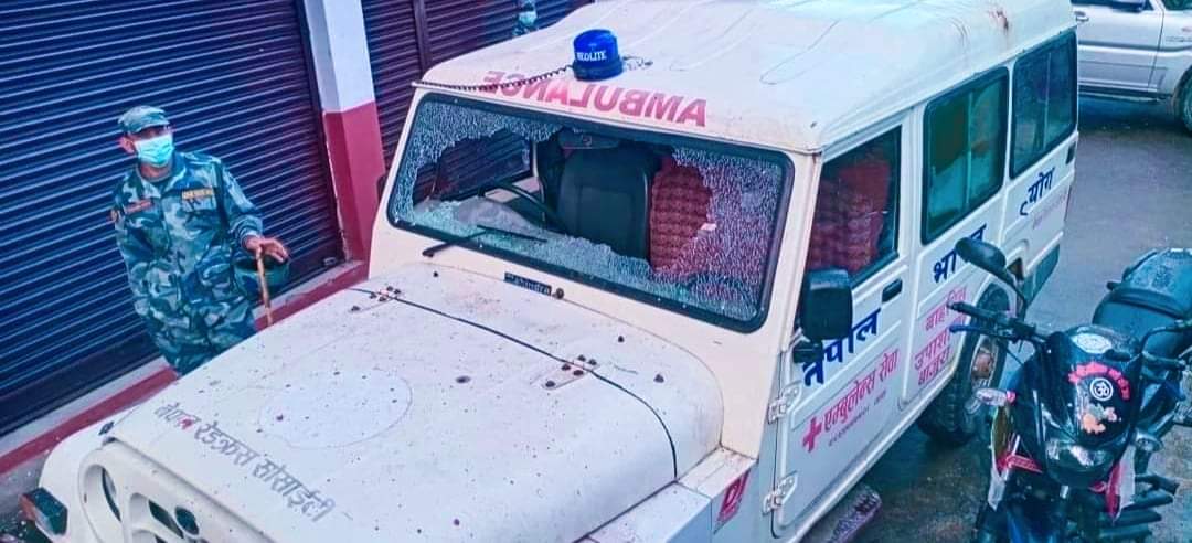 बाजुरामा एम्बुलेन्स तोडफोड