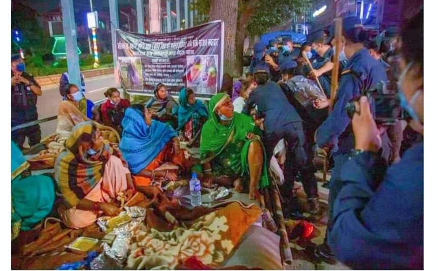 न्याय खोज्दै पैदल काठमाडौँ पुगेका टोली धर्ना स्थल माइतीघर बाटै पक्राउ