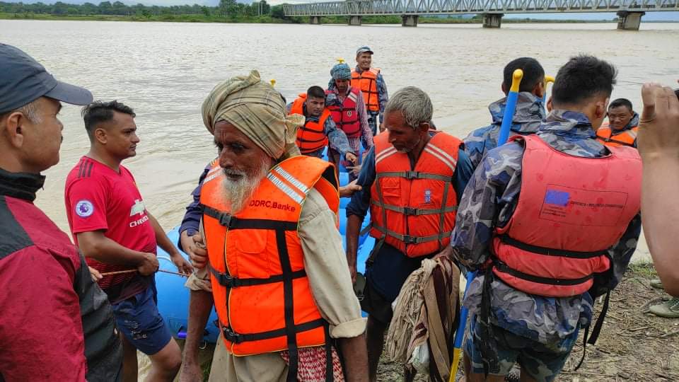 सशस्त्र प्रहरीले राप्ती नदीमा फसेका ४ जनाको १३ घण्टापछि सकुशल उद्दार