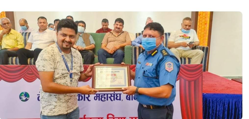 पत्रकार महासंघ बाँकेले बाँके प्रहरी प्रमुख श्यामकृष्ण अधिकारीसहित दर्जनौंलाई सम्मान