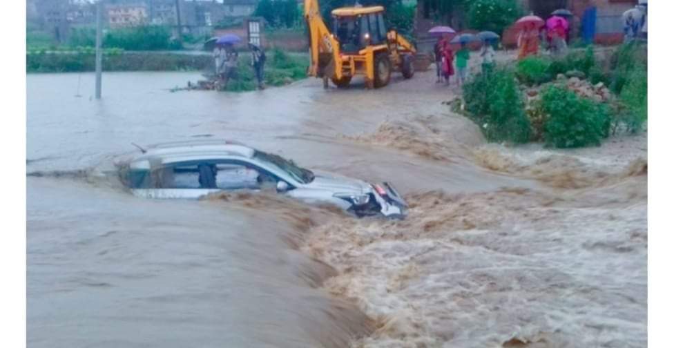 गुल्मीमा बाढीले जिप बगायो यात्रुहरु सहकुसल