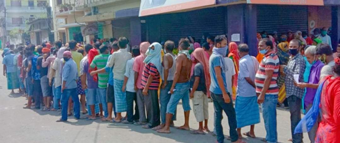 दाङको बैंकहरुमा पैसा निकाल्नेहरुको भिडभाड