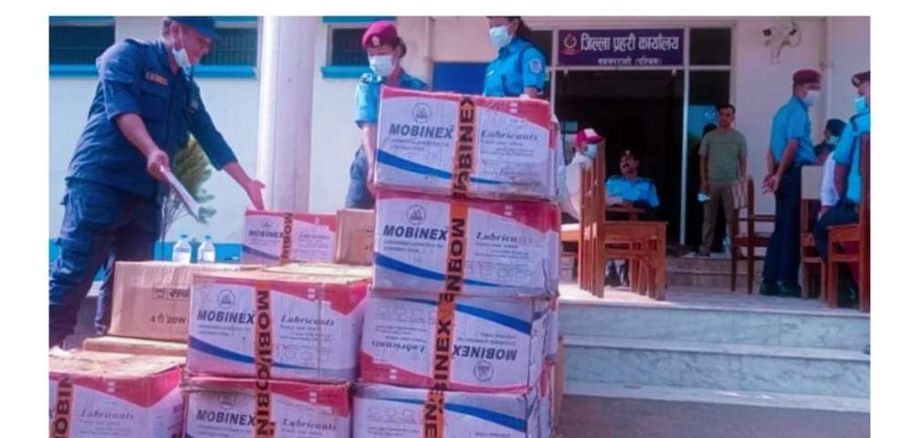 भन्सार छलेर ल्याउँदै गरेको ४ लाख ६० हजारको मोबिलसहित १ जना पक्राउ