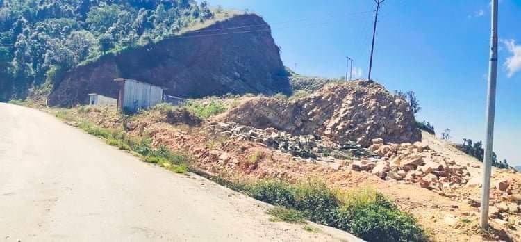 रोल्पाको शहिदमार्ग जिर्ण बन्दै बिचौलिया प्रमुख दोषी,ठेकेदारलाई कसले बेच्यो सामुदायिक बनको कच्चापदार्थ?